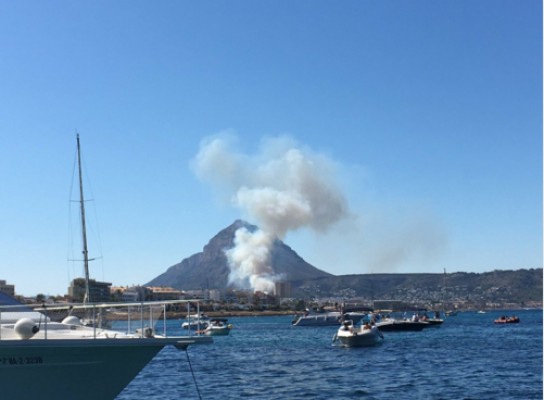 Declarado un incendio forestal junto al Montgó, en Jávea