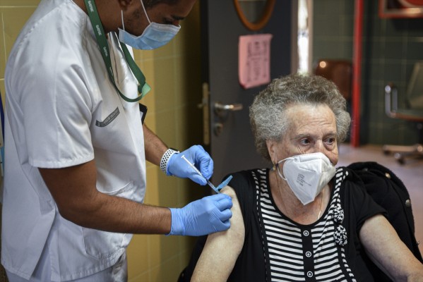 Los valencianos se podrán vacunar de gripe y covid sin necesidad de cita previa a partir del lunes