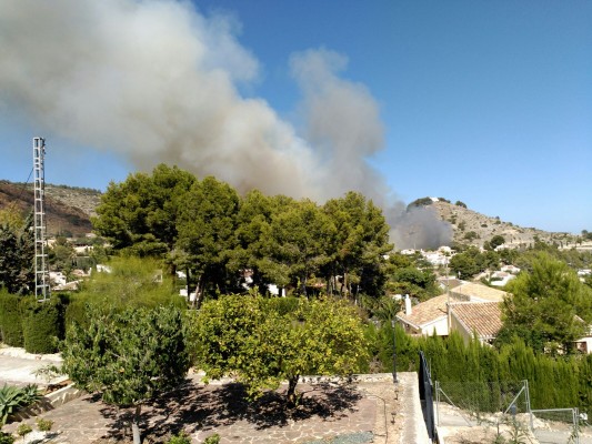 Evoluciona favorablemente el incendio forestal junto al Montgó, en Xàbia