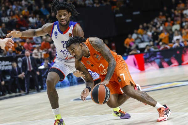 El Valencia se desata en ataque y sorprende al Efes a su juego de puntos