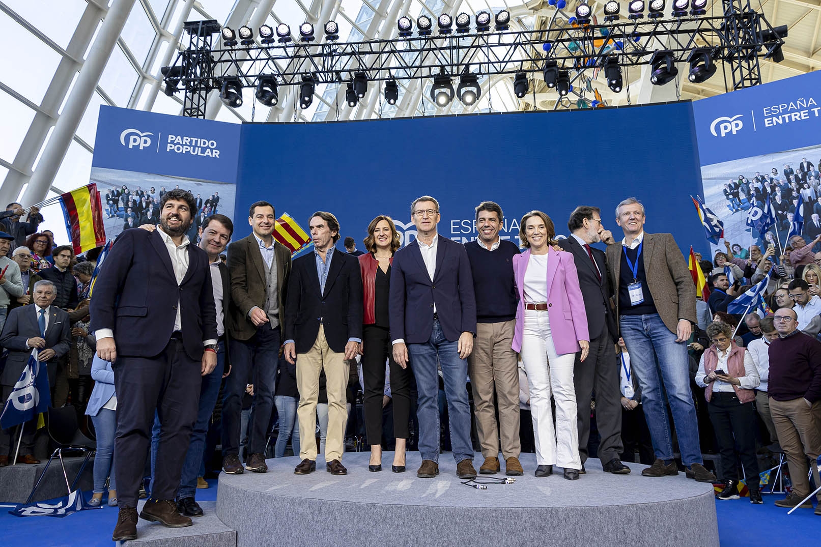 Feijóo junto a Mazón y otros referentes del PP en la Intermunicipal celebrada en València el pasado año. Foto: MARGA FERRER - 
