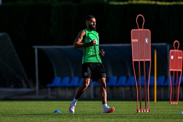 El Elche prepara la cita copera con el Girona con la baja de Plano y las dudas de  'Nico' Castro y Josan