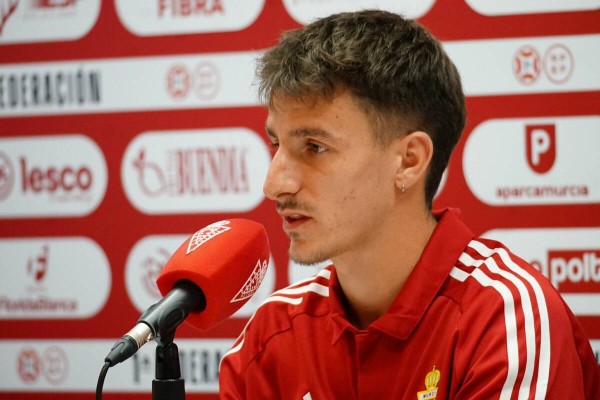 El Murcia y el extremo Sergio Navarro, cedido por el Leganés, separan sus caminos 