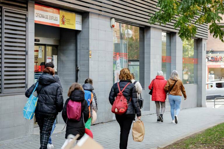 El paro desciende en España en 130.197 personas en 2023, hasta su menor nivel en 16 años