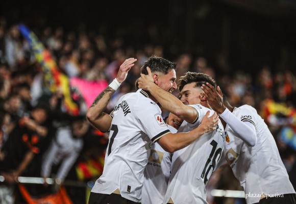 El Valencia acribilla al Villarreal con goles de Pepelu y Yaremchuk