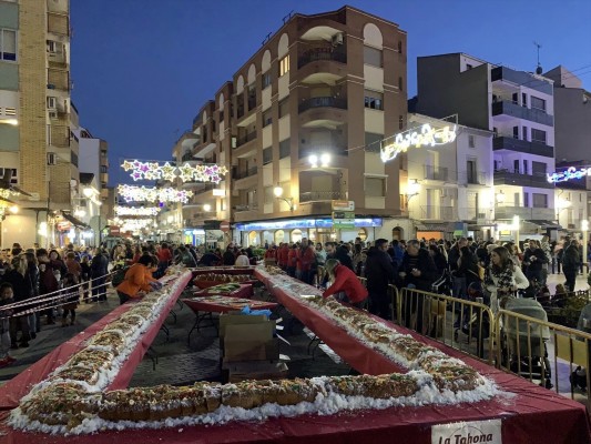 Utiel bate récords con un roscón de Reyes de 16 metros para merendar más de 2.000 personas