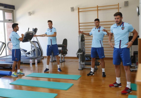 El Levante UD entrenó en el gimnasio debido a las fuertes lluvias