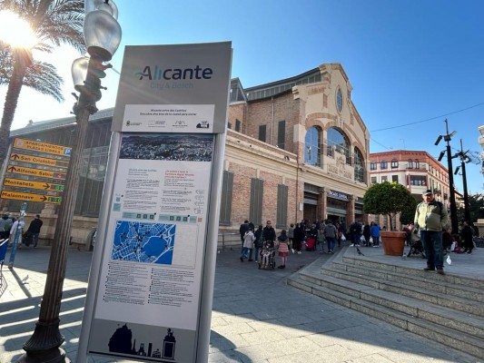 Alicante instala 26 paneles para difundir los atractivos de la zona entre los dos castillos