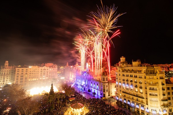 Más de 40.000 personas despiden el año desde la Plaza del Ayuntamiento de València