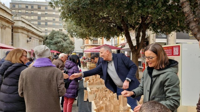 Multitud de castellonenses despiden el año 2023 con clementinas 