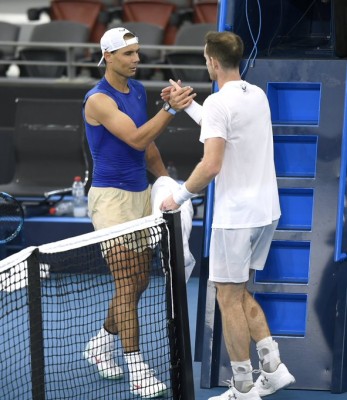 Rafa Nadal regresa con derrota, sonrisa y junto a Marc López en dobles en Brisbane