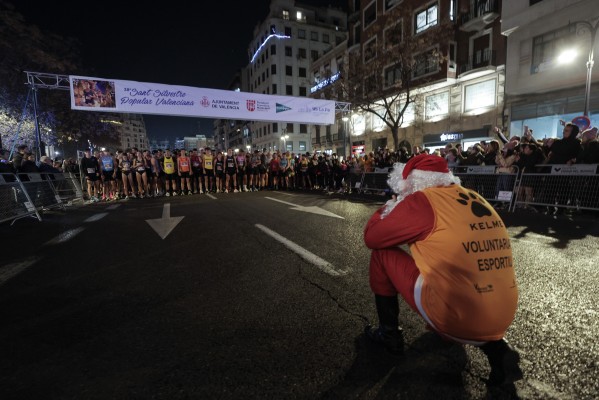 Más de diez mil personas dan color navideño a la San Silvestre de Valencia
