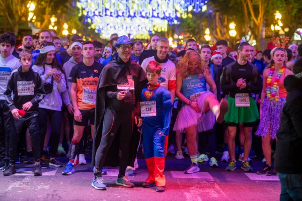 Más de 5.000 corredores convierten la San Silvestre de Alicante en un récord de solidaridad y buen humor 
