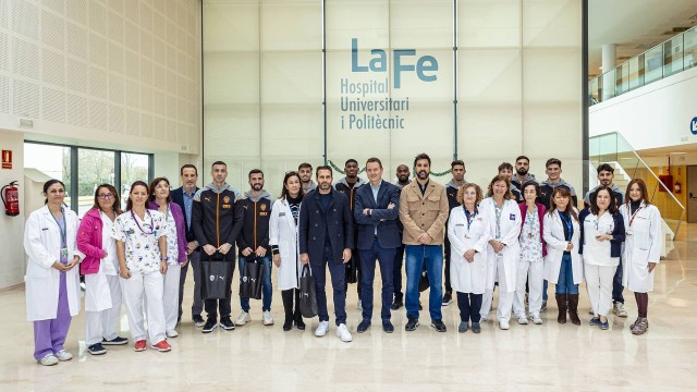 El Valencia CF realiza la tradicional visita a los hospitales valencianos
