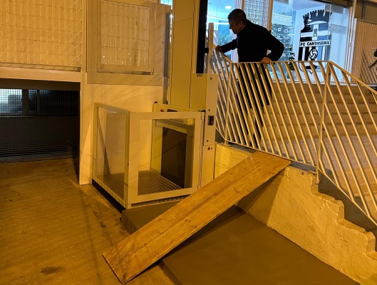 Instalan una plataforma para entrar a la 'zona noble' del estadio Cartagonova para personas con problemas de accesibilidad