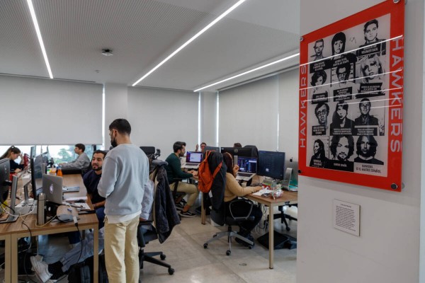 La matriz de Hawkers pone cuentas al día: pérdidas de 4,6 millones, renueva auditores y revisa acuerdos