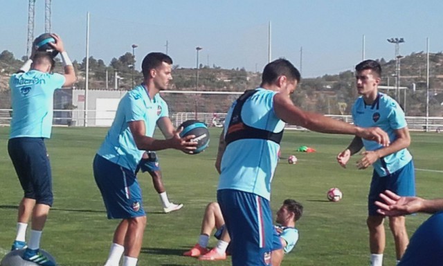 Rober Pier volvió al trabajo con el grupo en el entrenamiento del Levante