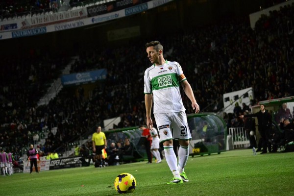Edu Albácar vuelve a la plantilla del Elche tras un año apartado del fútbol