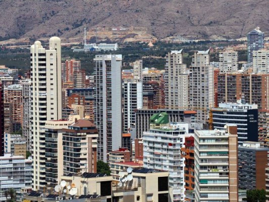 El PP aprueba en solitario la subida de la tasa de la basura y el IBI de Benidorm