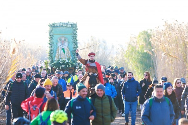 Más de 3.000 ilicitanos reciben a su patrona en la playa del Tamarit y la acompañan en la romería
