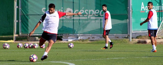 El Elche se presenta ante su afición con doce fichajes y la vuelta de Albacar