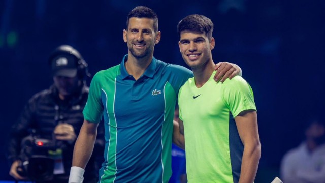 Alcaraz se lleva la exhibición de Arabia Saudí ante Djokovic remontándole al número 1 del mundo