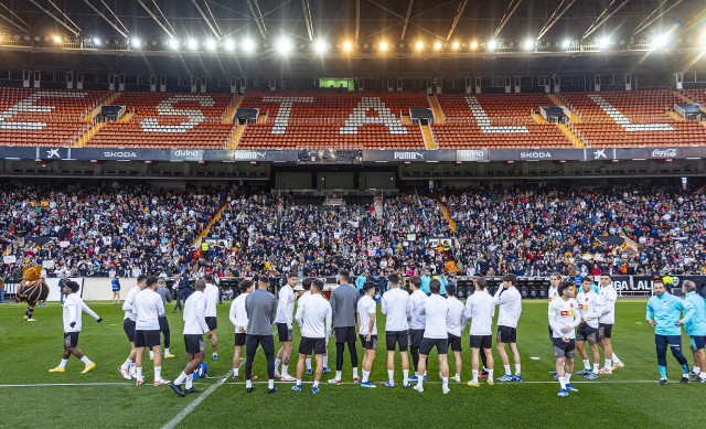 Gayà vuelve a entrenarse en una sesión ante más de 15.000 valencianistas en Mestalla
