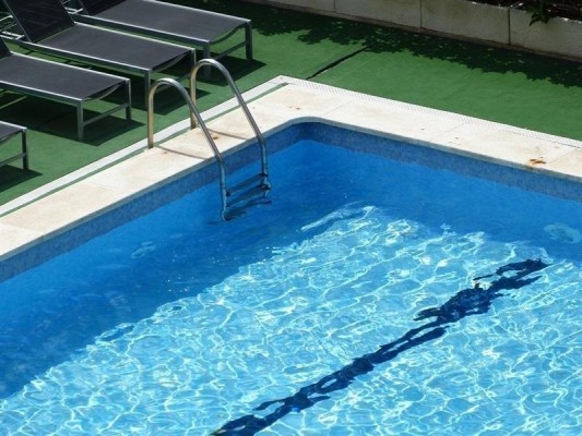 Villena aprueba el pago de 1,2 millones de euros para liquidar la deuda de la piscina cubierta