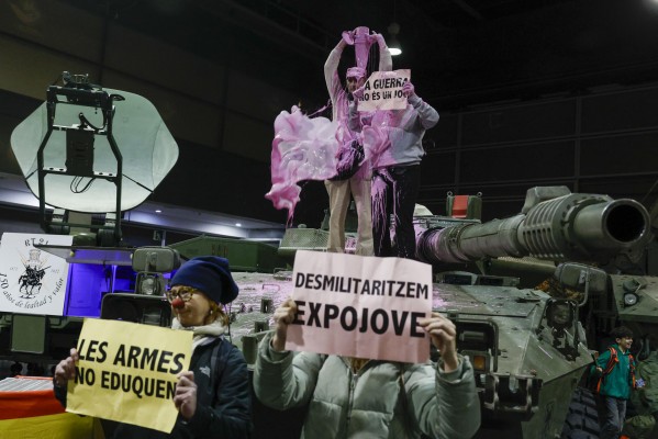 El Ayuntamiento de València estudia acciones legales contra quienes mancharon un tanque en Expojove
