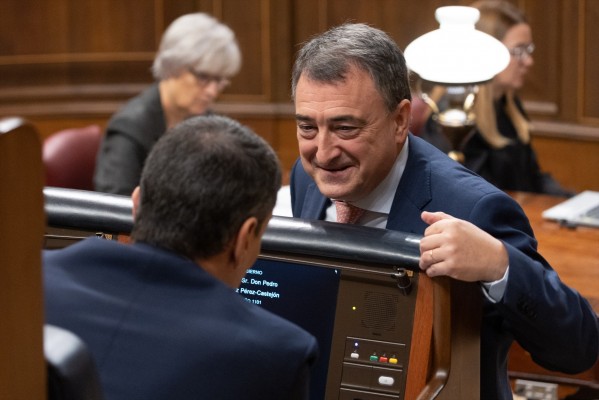 El Gobierno acuerda con el PNV que País Vasco y Navarra gestionen los impuestos a banca y energéticas
