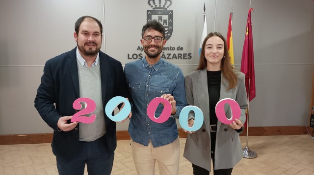 Los Alcázares alcanza los 20.000 empadronados gracias a Óscar y su 'historia de amor' con el municipio