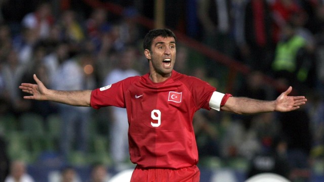 Ordenan el arresto del exfutbolista Hakan Sükür por vínculos golpistas