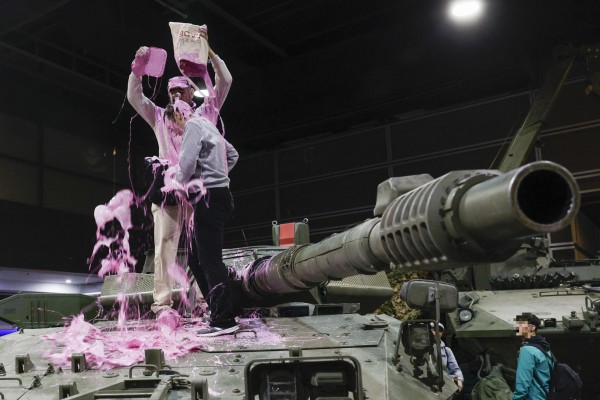 Manchan con pintura rosa un tanque del Ejército en la feria Expojove de València
