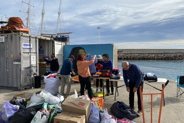 'Ropa al rescate' reúne en Burriana material para equipar a rescatados en el Mediterráneo
