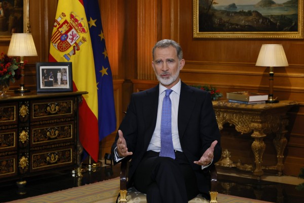 El rey alerta de que fuera de la Constitución 