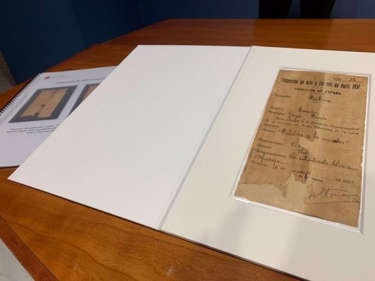El Museo Ramón Gaya restaura la etiqueta de un cuadro del pintor murciano