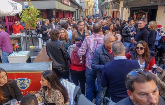 Cartagena celebra la 'tardebuena' con más barras en la calle y más seguridad