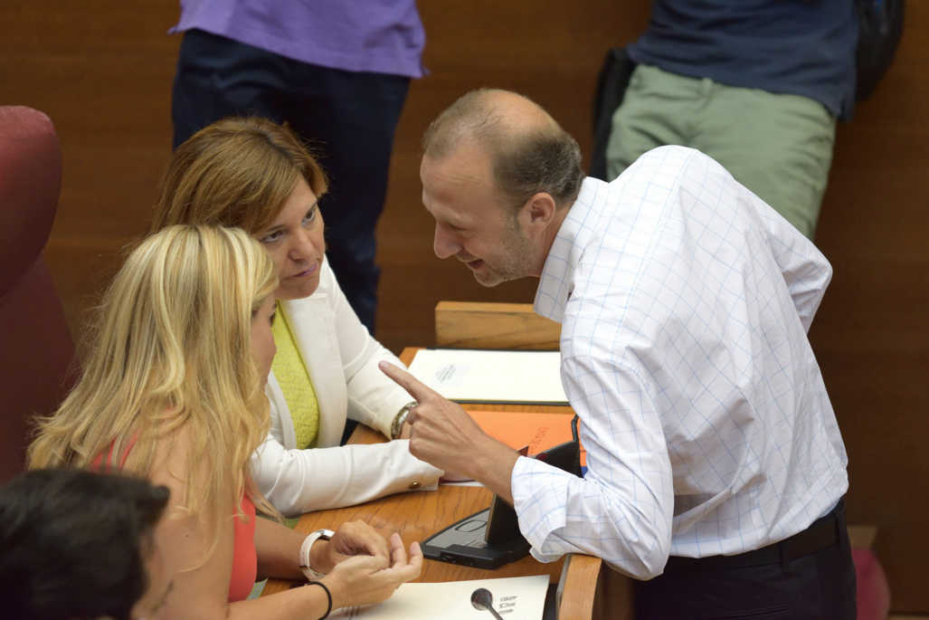 Alexis Marí (Ciudadanos) junto a Isabel Bonig y Eva Ortiz (PP). Foto: CORTS.    - 