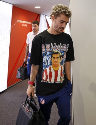 Griezmann homenajea a Luis Aragonés con una camiseta a su llegada al estadio
