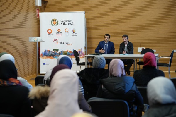 Vila-real refuerza la integración: entrega los diplomas de castellano para extranjeros 
