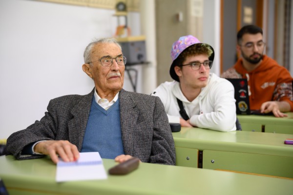 Enrique, un alumno de 96 años