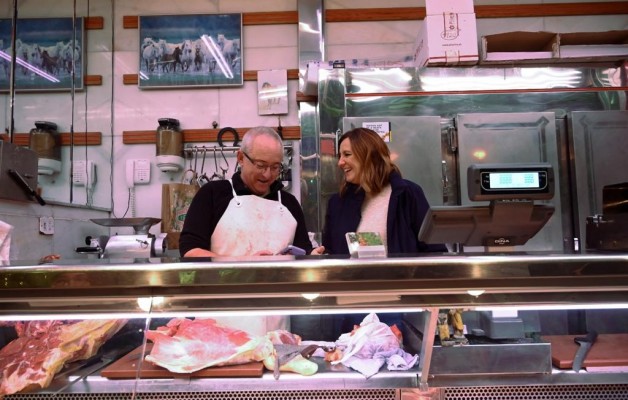 La alcaldesa de València visita el Mercado Central el día más fuerte de compras navideñas