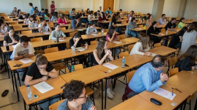 El lío con el valenciano en Elche: un gesto que dice mucho y una medida más 'cosmética' en la práctica