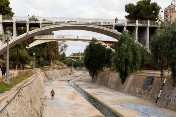 Elche aprueba su Zona de Bajas Emisiones y adelanta la restricción de coches a 2049