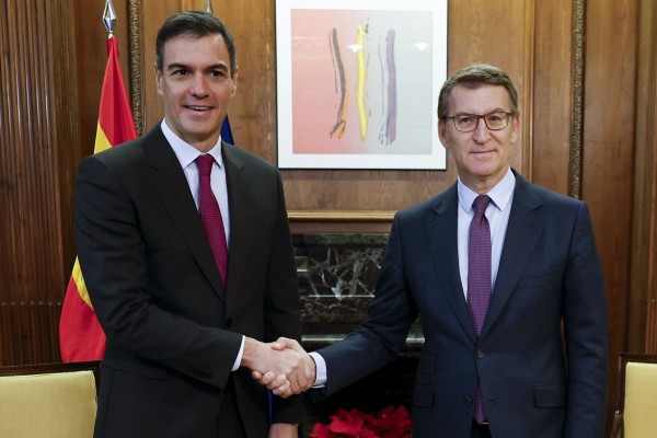 Sánchez y Feijóo acuerdan una reforma exprés del articulo 49 de la Constitución sin referéndum