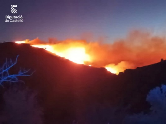 Cinco dotaciones de bomberos tratan de controlar un incendio en Culla complicado por el viento
