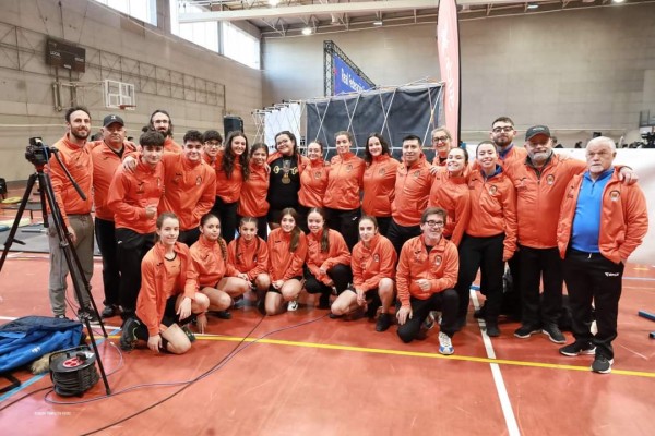 El Valencia C.H. celebra en el polideportivo “La Creu del Grao” el Torneo de Navidad con una recogida solidaria de alimentos para Cáritas 