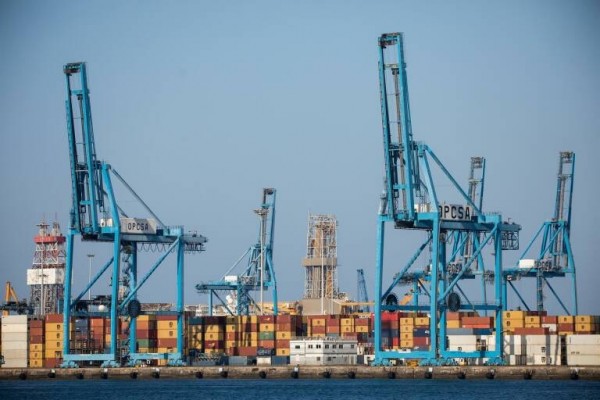 El tráfico de los puertos modera su caída al 3% hasta noviembre y el de pasajeros crece un 20%