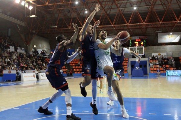 El Amics Castelló se diluye en el último cuarto y sufre su sexta derrota consecutiva