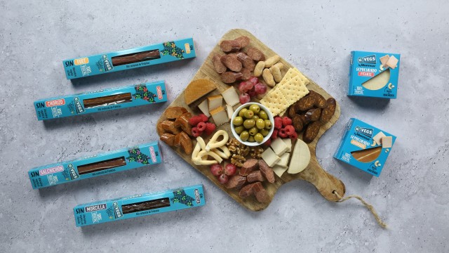 Mommus, del PCUMH, colabora con Hi Vegs! para vender en Carrefour sustitutos vegetales del queso